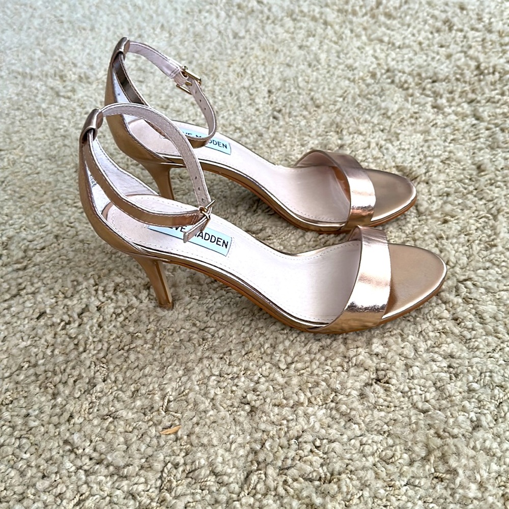 Steve Madden Sillly Sandals, Rose Gold Metallic size 6.5